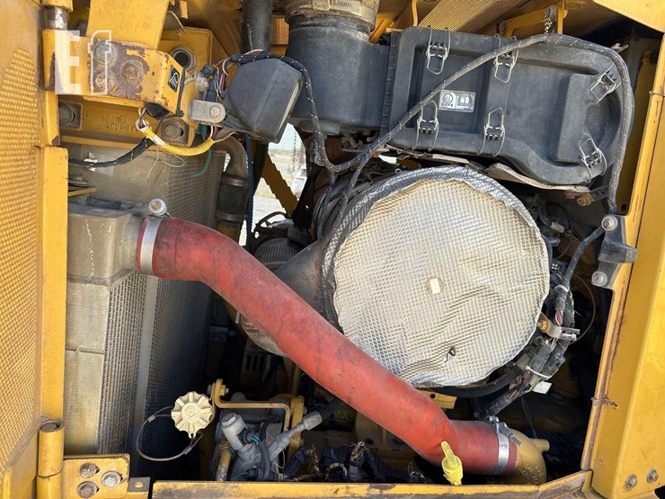 2011-caterpillar-d6t-image-28