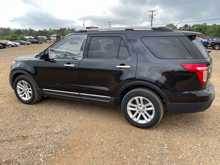 2015-ford-explorer-xlt-image-2