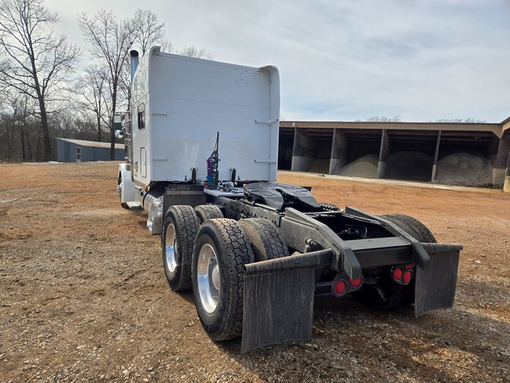 2014-peterbilt-389-image-15