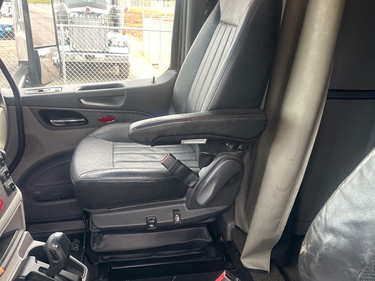 2016-peterbilt-579-image-22