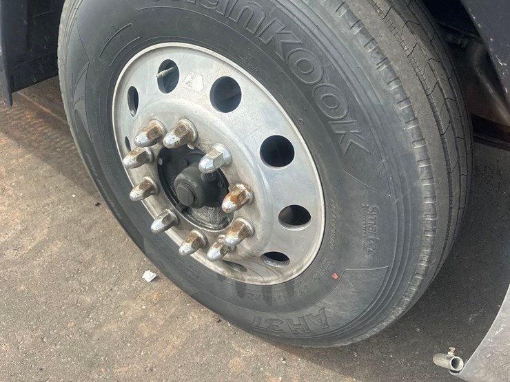 2016-peterbilt-579-image-11