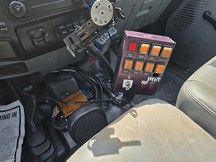 2013-ford-f550-image-30