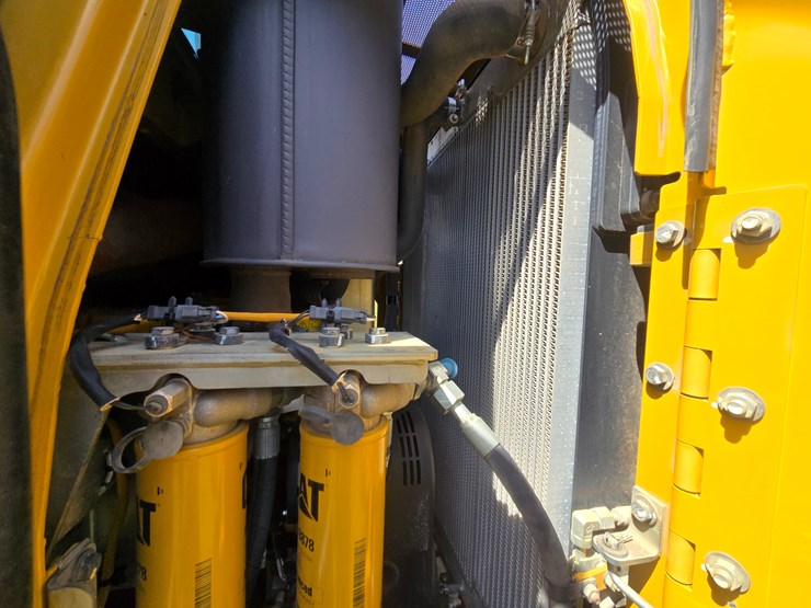 2014-caterpillar-953d-image-31