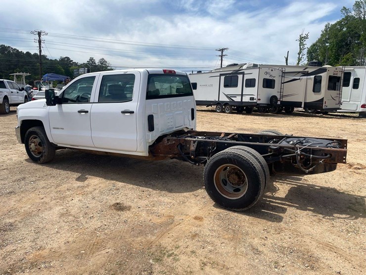 2015-chevrolet-silverado-3500-image-2