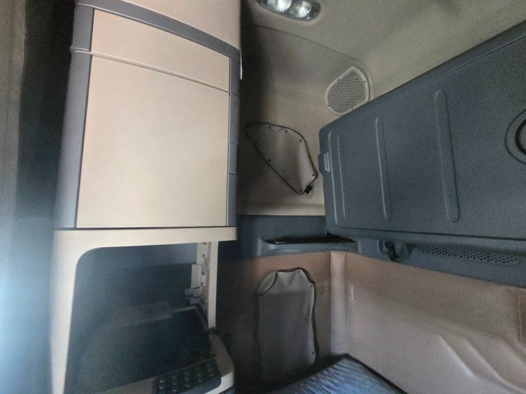 2014-freightliner-cascadia-125-image-76