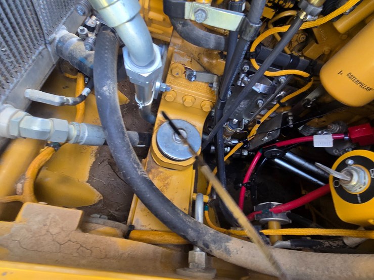 2014-caterpillar-953d-image-41