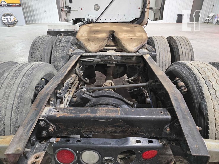 2009-freightliner-columbia-120-image-22