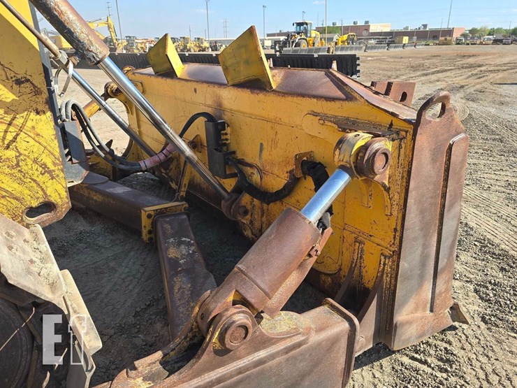 2006-deere-750j-image-11