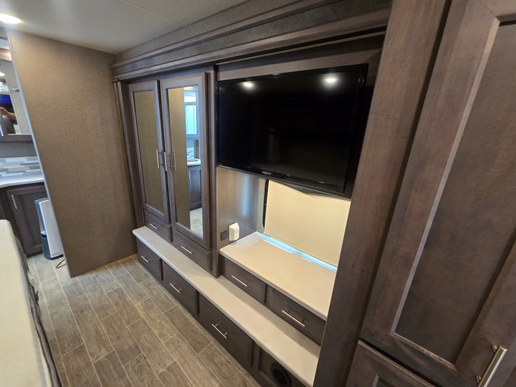 2020-ford-f550-image-50