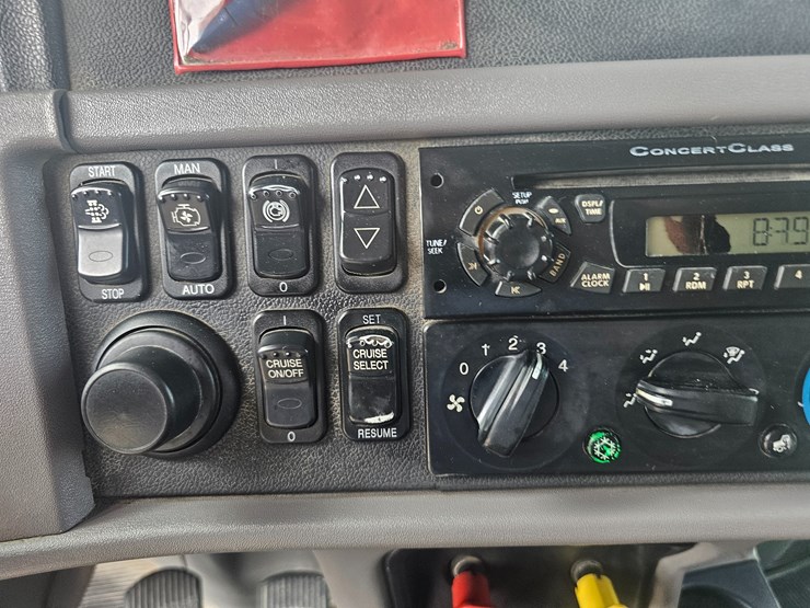 2012-peterbilt-384-image-85