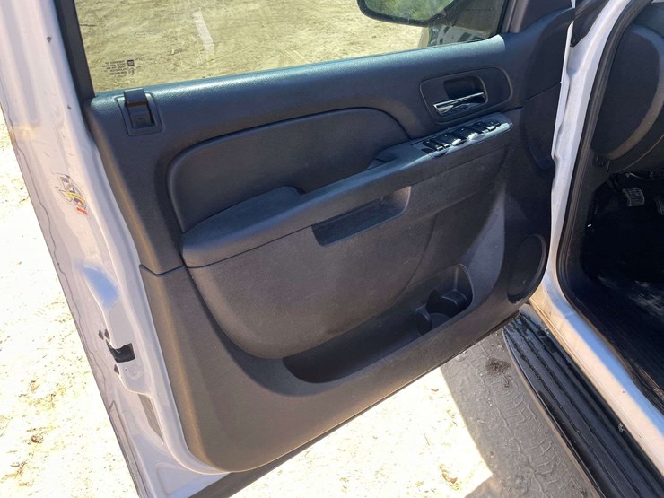 2011-chevrolet-tahoe-image-9