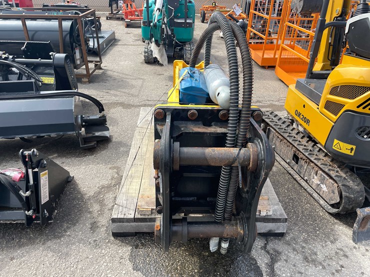 caterpillar-320-image-4