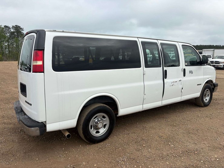 2005-chevrolet-express-3500-image-3