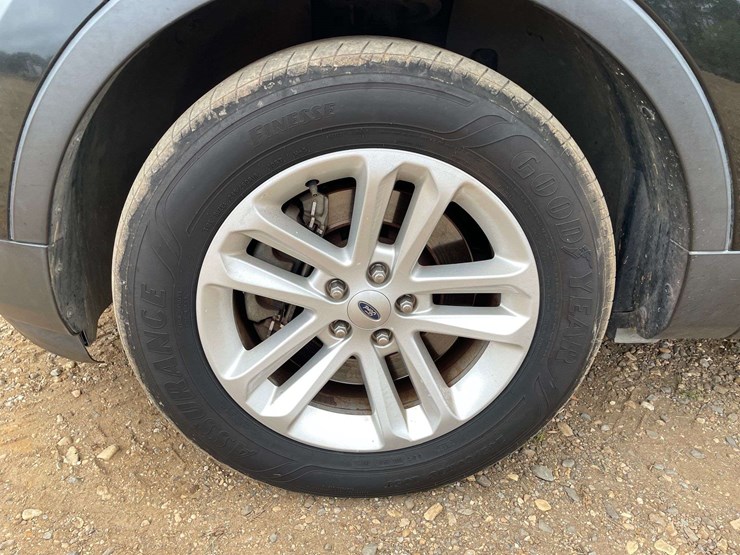 2015-ford-explorer-xlt-image-19