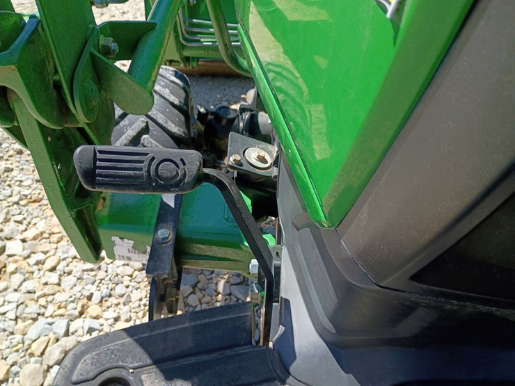 2013-john-deere-1025r-image-32