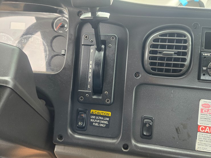 2010-freightliner-m2-106-image-67