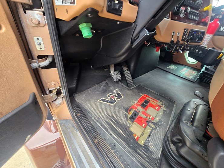 2017-western-star-5700xe-image-58