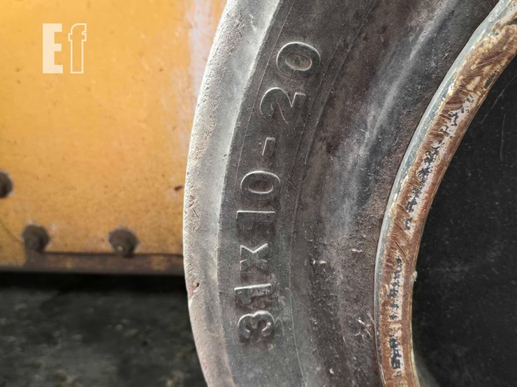 2015-deere-318e-image-25