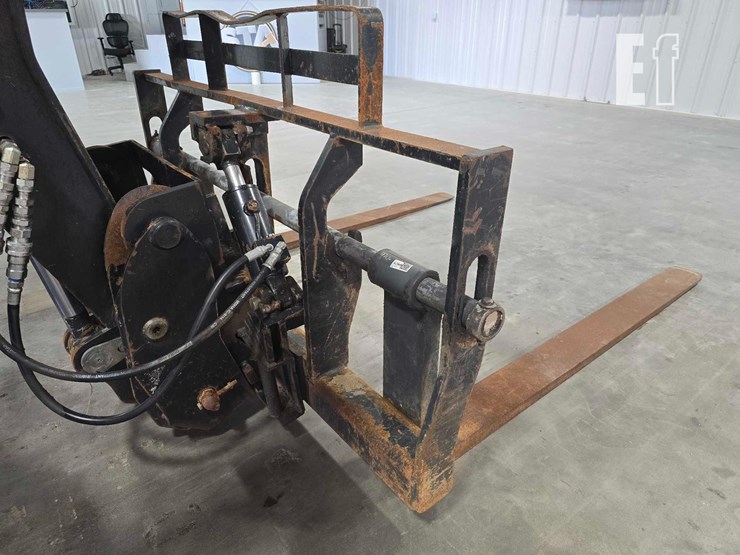 2014-caterpillar-tl1055c-image-11