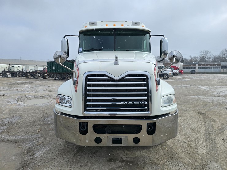 #22593-•-2016-mack-cxu613-pinnacle-sleeper-truck-image-15
