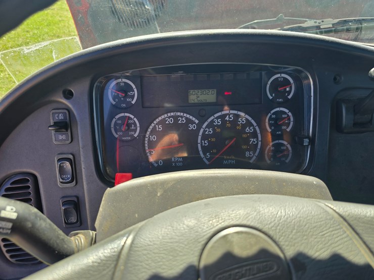 2005-freightliner-m2-106-image-45