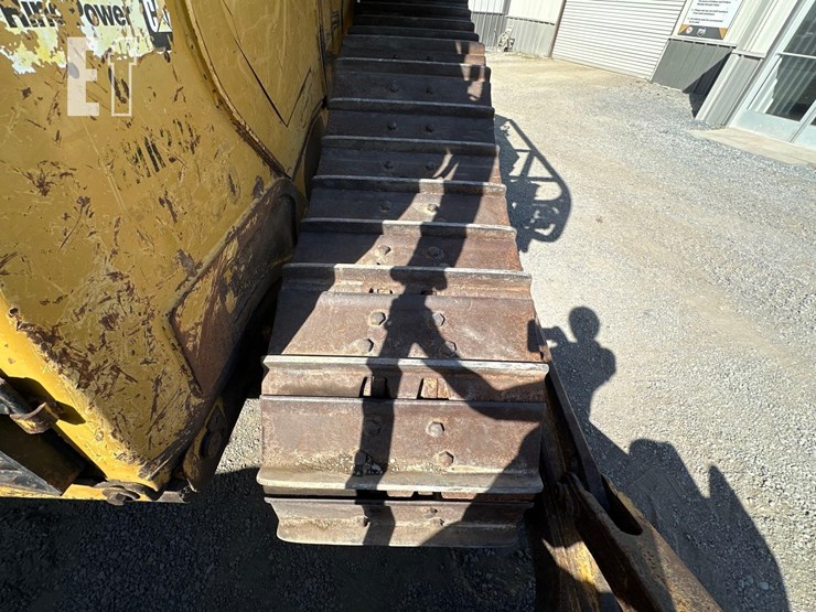 2011-caterpillar-d6t-image-30