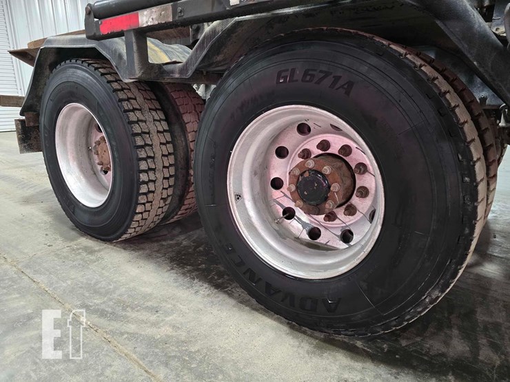 2017-peterbilt-367-image-28