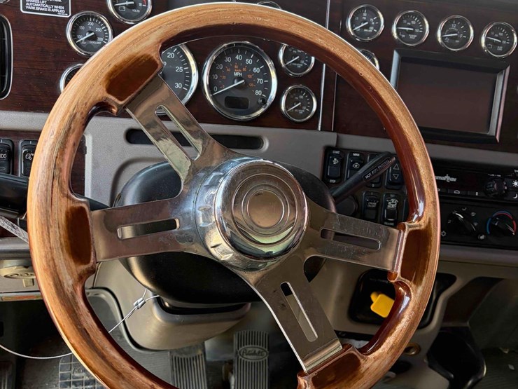 2017-peterbilt-389-image-15