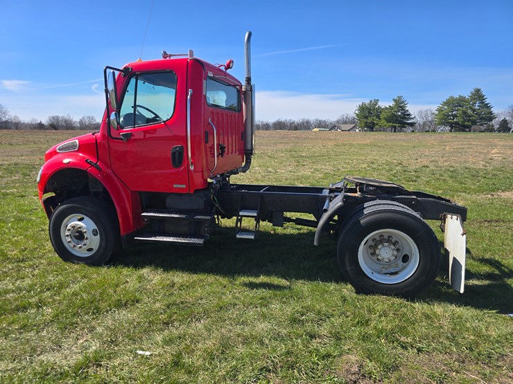 2005-freightliner-m2-106-image-6