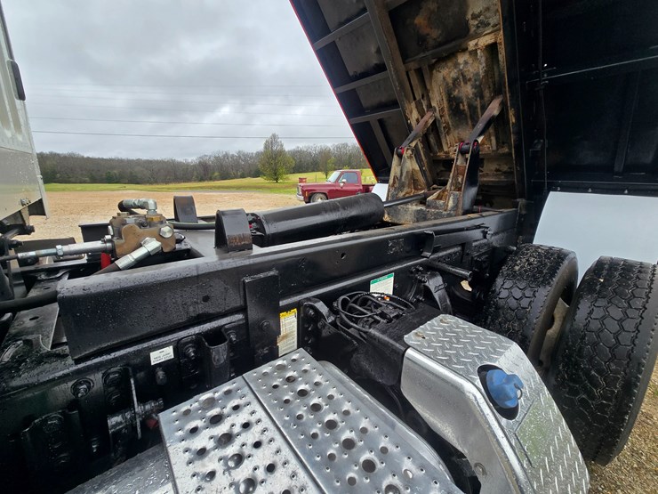 2012-freightliner-m2-106-image-67