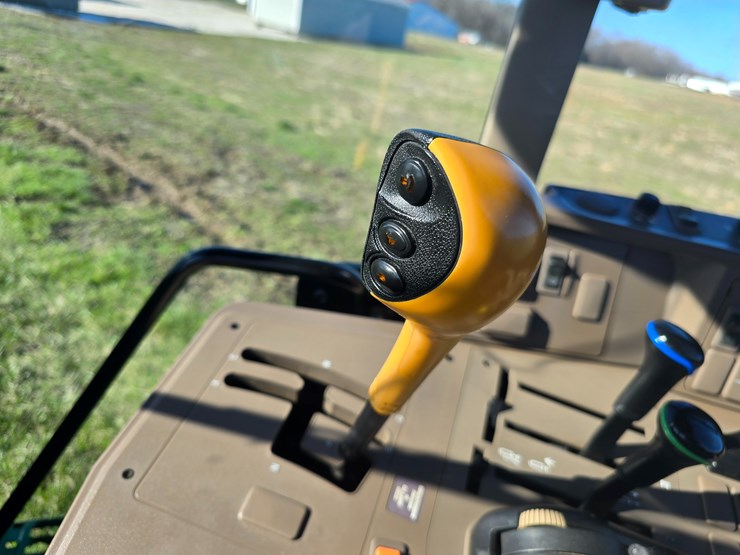 2016-john-deere-6110m-image-55