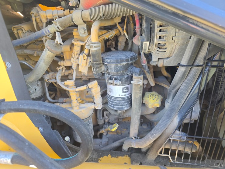 2015-deere-410l-image-24