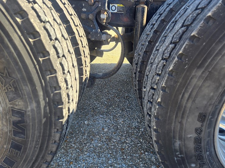 2005-peterbilt-379-image-96