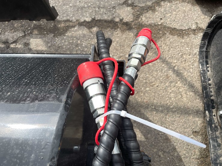 #7047-•-unused-61"-angle-skid-steer-sweeper-broom-(o10)-image-12