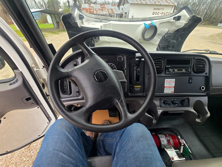 2010-freightliner-m2-106-image-64