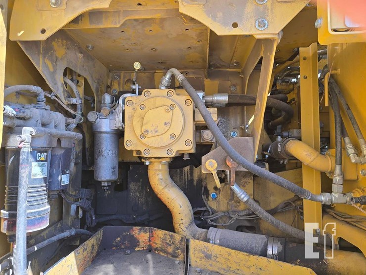 2020-caterpillar-323-image-26