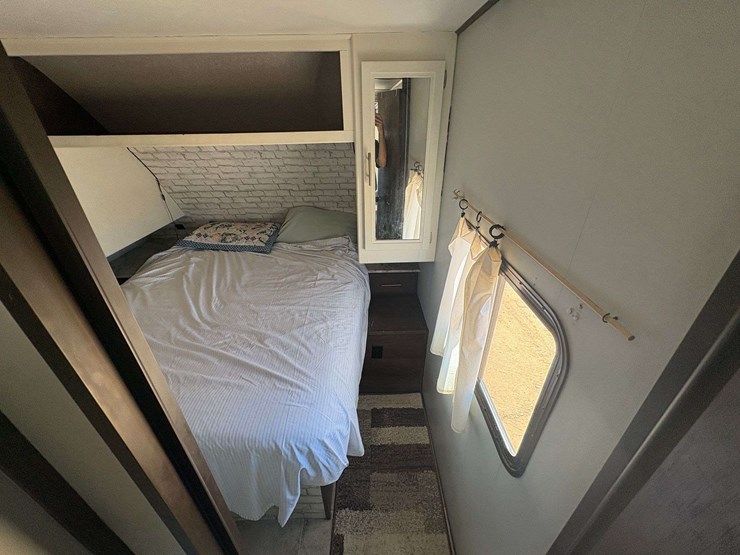 2020-coleman-dutchman-travel-trailer-image-18