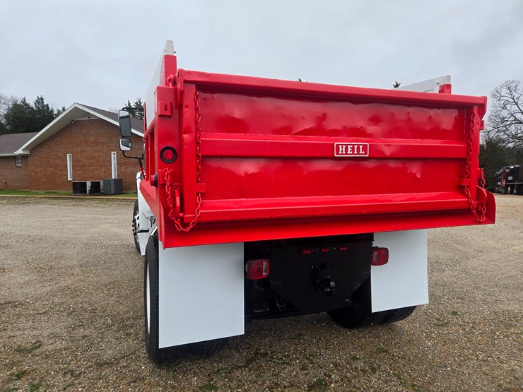 2012-freightliner-m2-106-image-12