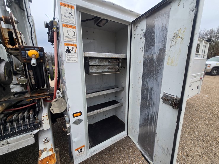 2010-freightliner-m2-106-image-78