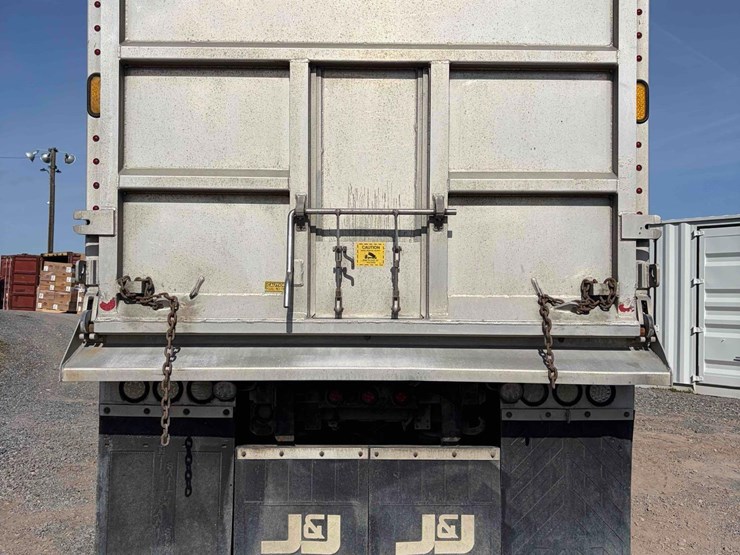 2017-peterbilt-389-image-4