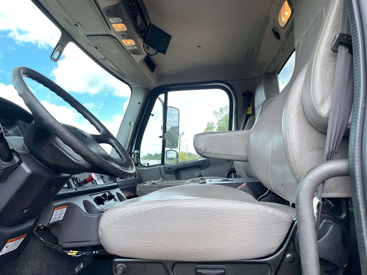 2017-freightliner-mt45-image-10