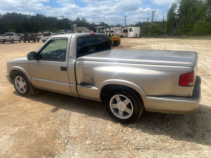 2000-chevrolet-s10-image-2