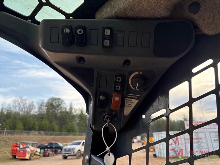 2014-deere-319d-image-15