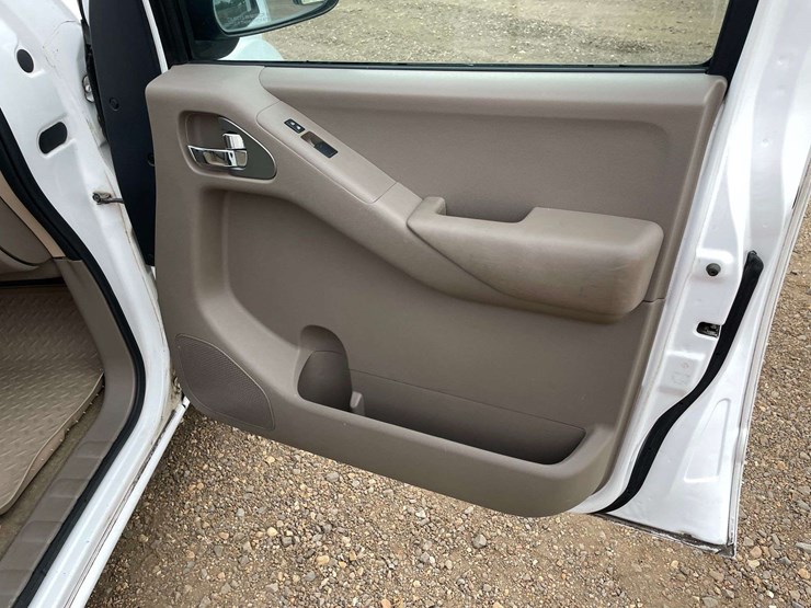 2011-nissan-frontier-sv-image-17