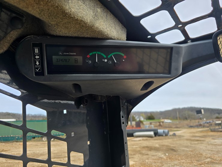 2013-deere-329d-image-39