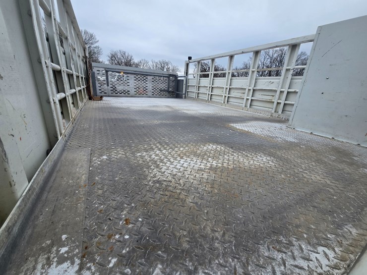 2010-freightliner-m2-106-image-93