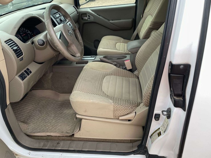 2011-nissan-frontier-sv-image-10