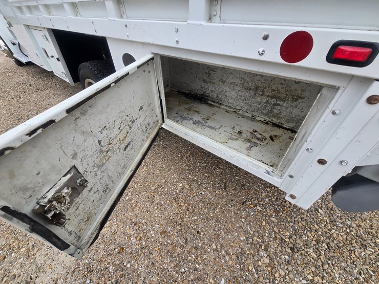 2010-freightliner-m2-106-image-80