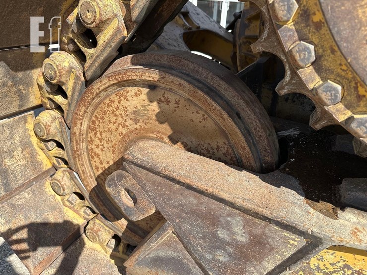 2011-caterpillar-d6t-image-39