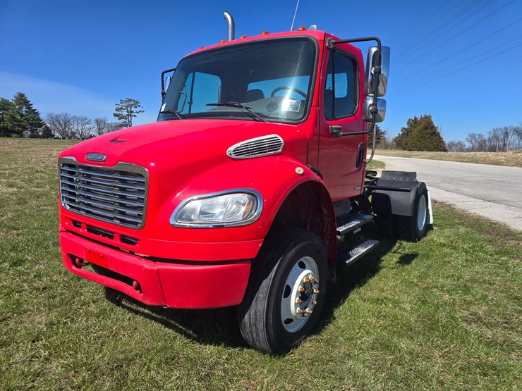 2005-freightliner-m2-106-image-2